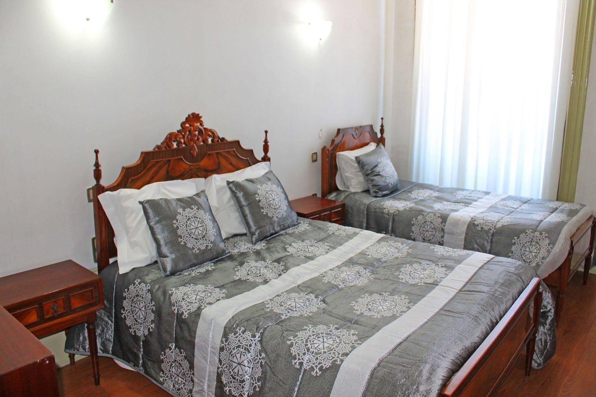 Lunar Guest House Порто Екстериор снимка