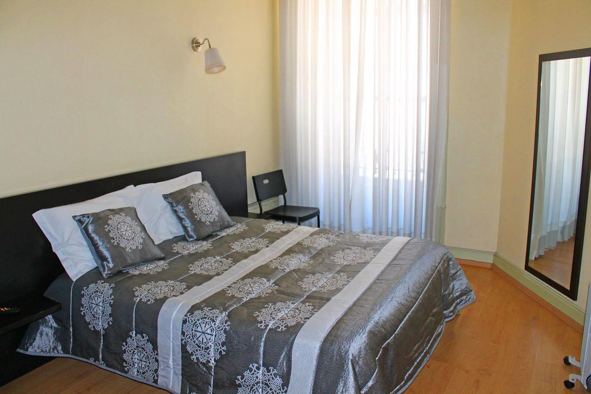 Lunar Guest House Порто Екстериор снимка